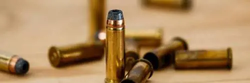 Arsenale di fucili e di katane in un negozio di Ostuni