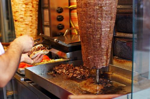 Piacenza, titolare kebab insegue con coltello giovani clienti molesti