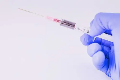 Si inietta il suo seme per curarsi, finisce in ospedale