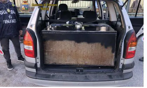 Napoli, auto trasformata in distributore abusivo di gasolio