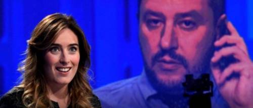 "Ma parlate?", "Bacioni...". Ed è lite Salvini-Boschi