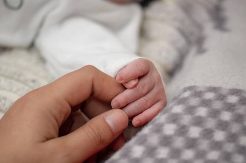 Allatta la neonata "sbagliata", la mamma fa causa all'ospedale