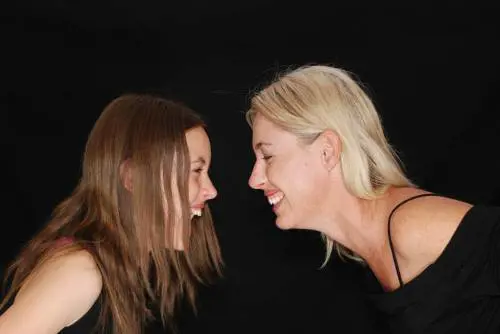 La felicità è rappresentata da 17 facce, uguali in tutto il mondo