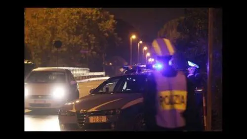 Ignorano l'alt al posto di blocco Schianto contro un Tir: 4 morti