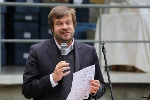 L'assessore pasdaran marcia con i migranti fino alla Centrale