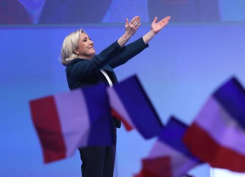 Adesso Macron è terrorizzato: ​Le Pen è in testa nei sondaggi