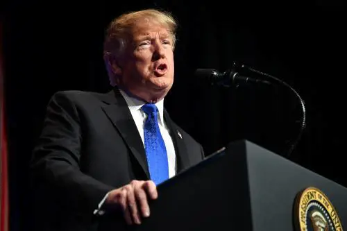 Ok della Corte suprema alle norme di Trump contro trans nell'esercito
