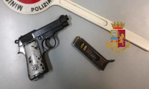 In sella allo scooter con la pistola, arrestato