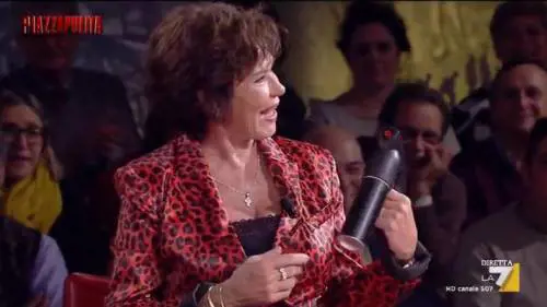 Corinne Cléry armata in studio: "Non voglio uccidere, ma mi difendo con la pistola"