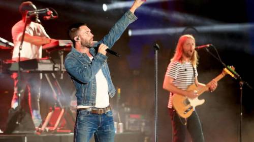 L'appello ai Maroon 5 per l’esibizione al Super Bowl: "Almeno inginocchiatevi"