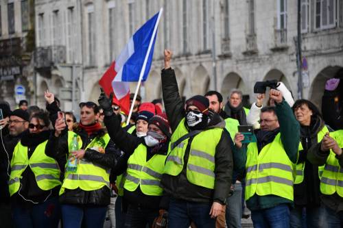 Macron propone stretta antimigranti per accattivarsi i gilet gialli