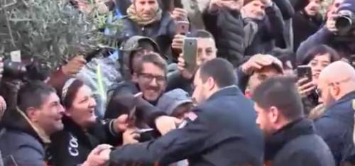 Salvini in Campania: ​gli baciano la mano