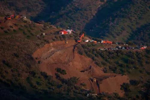 Spagna, i soccorritori al lavoro per raggiungere il bimbo caduto nel pozzo