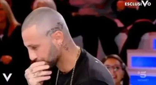 Incidente in diretta per Corona: "Ti è caduto il dente?". E il pubblico ride