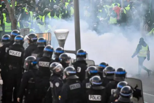 "Flash-ball", il proiettile non letale che fa discutere la Francia