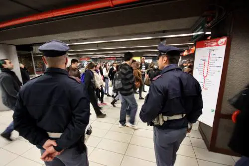Insulti e botte ai poliziotti dopo un furto, preso il ladro