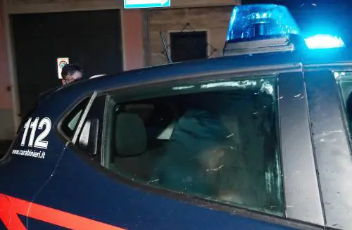 Spara contro auto di scuola guida e la porta via, caccia al rapinatore