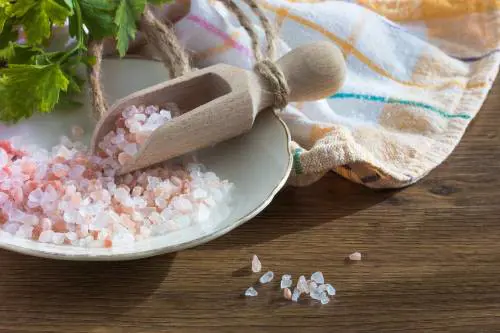 Sale dell'Himalaya, il suo tipico colore rosa è dovuto alle impurità