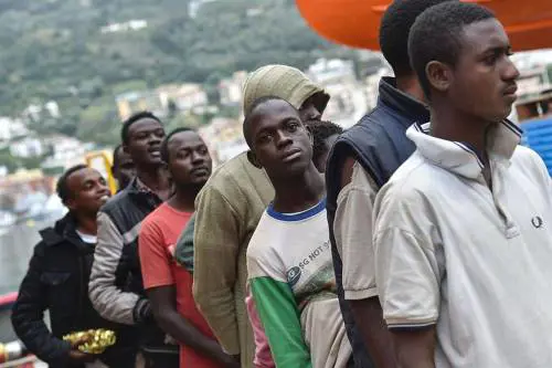 Il governo taglia l'8x1000 ai migranti. E le onlus restano a secco