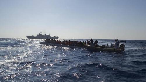 Migranti, il barcone in avaria. Tripoli invia cargo per salvarli