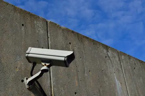 Detenuto di Poggioreale ingoia il telefonino per non farsi beccare