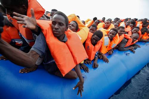 La Cei contro il governo: "Accogliere i migranti? Obbligo morale di ogni cristiano"