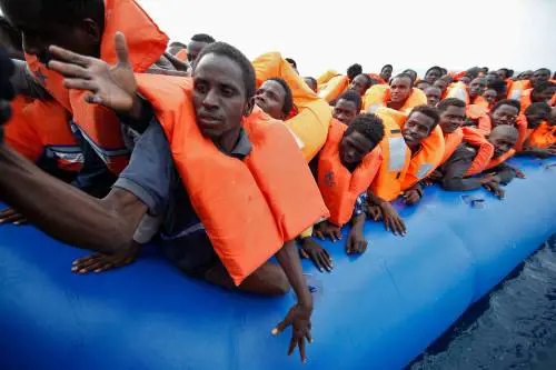 La Cei contro il governo: "Accogliere i migranti? Obbligo morale di ogni cristiano"
