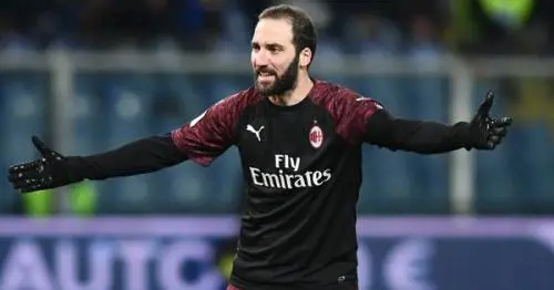 Higuain al Chelsea, i tifosi del Milan lo prendono in giro sui social