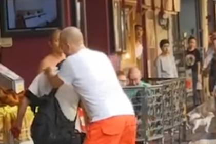 Un monaco buddhista accoltella l'ambulante: terrore al mercato