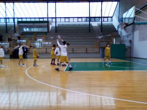 Fischi e insulti dai genitori: l'allenatore sospende la partita di basket