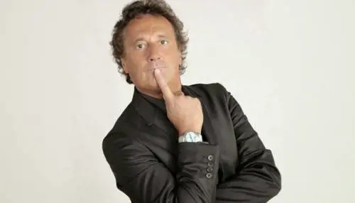 Enzo Iacchetti si racconta: “Con Maddalena Corvaglia un amore folle”