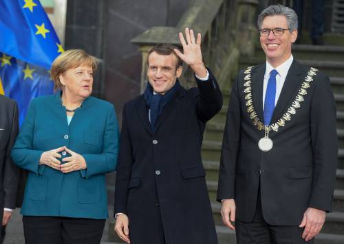 Merkel fa l'accordo con Macron: francesi e tedeschi li fischiano