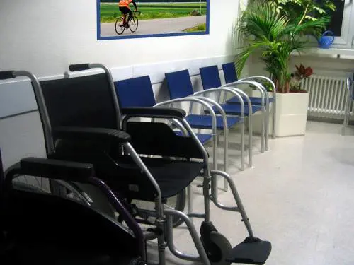 Uomo si lancia dalla finestra dell’ospedale e i parenti distruggono il Pronto Soccorso