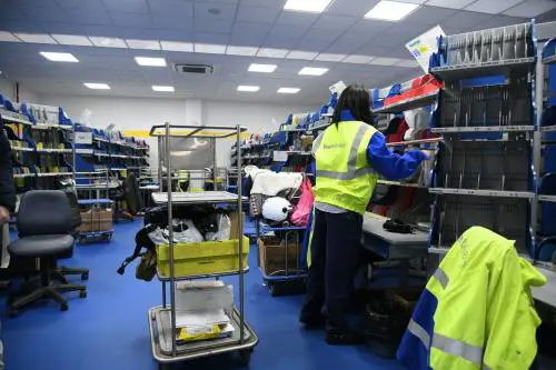 Portalettere senza "lettere": ora consegnano solo pacchi