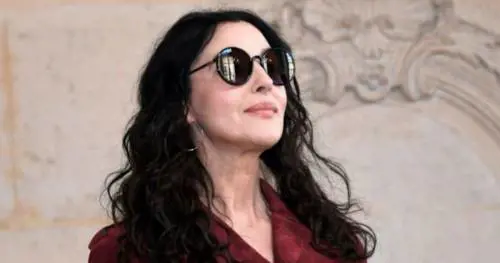 Monica Bellucci: conquista tutti con il suo look alla "Parigi Fashion Week"