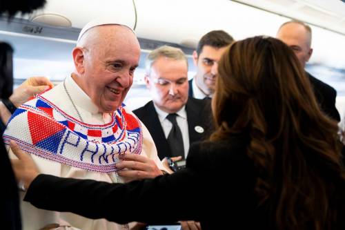 Migranti, papa Francesco attacca Trump: "La paura rende pazzi"