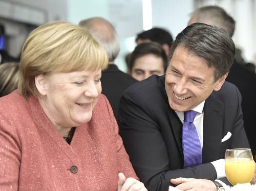 Davos, Conte sorride con Merkel durante la pausa