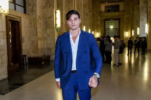 Niccolò Bettarini si tatua la stessa corona di Simona Ventura