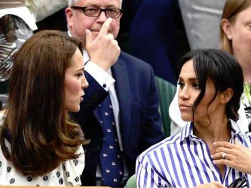 Meghan Markle e i dictat della Royal Family: perché la duchessa ha la borsetta nella mano sinistra?