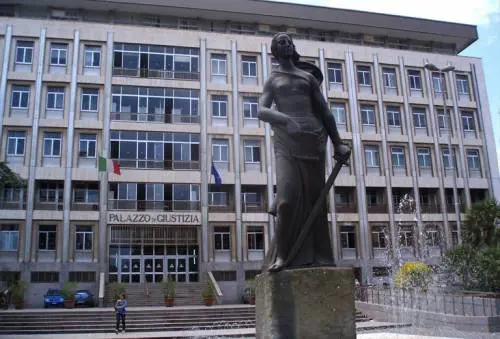 Bari, Palagiustizia a pezzi. Si stacca finestrone nelle mani di un avvocato