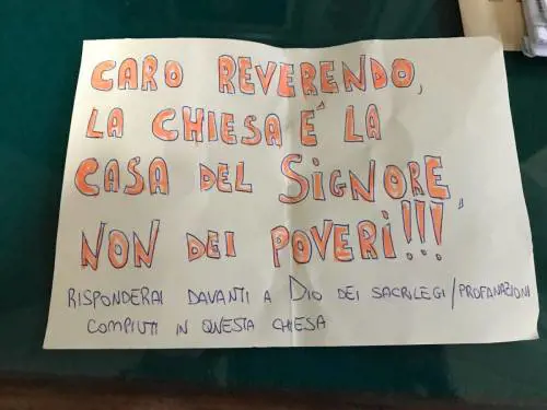 Roma, minacce al don dell'accoglienza: "La chiesa è la casa del Signore, non dei poveri"