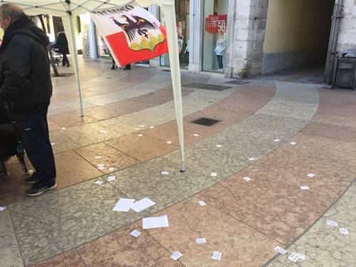 Trento, gazebo della Lega di Salvini attaccato da 15 anarchici