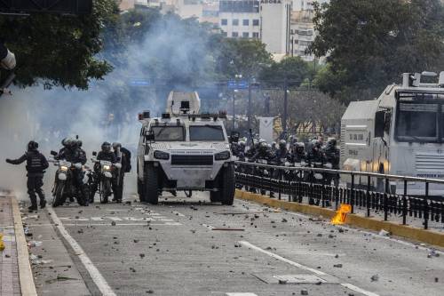 L'esercito al fianco di Maduro. Sangue e morti in Venezuela