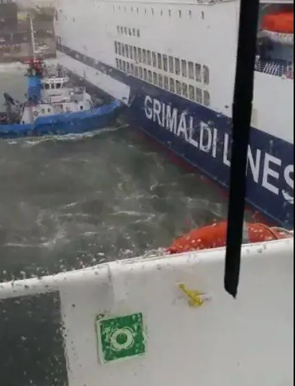 Olbia, attimi di paura per lo scontro tra due navi al porto