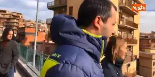 Donna contesta Salvini ​con la bandiera arcobaleno: "Assassino"