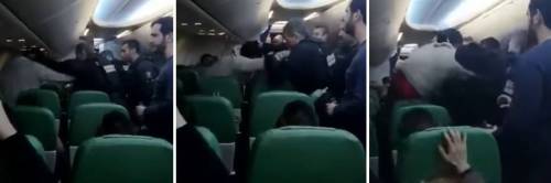 Paura in volo: tunisino tenta di entrare in cabina e attacca steward