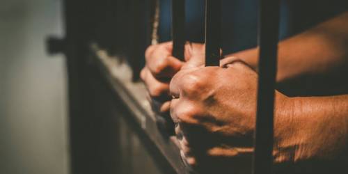 Regolamento di conti in carcere: strappano un orecchio al detenuto