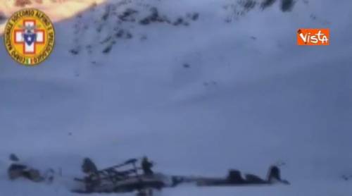 Scontro tra aereo ed elicottero sul ghiacciaio del Rutor, la carcassa di uno dei velivoli 