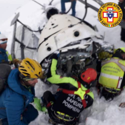 Valle d'Aosta, le foto dei soccorsi dopo lo scontro tra aereo ed elicottero