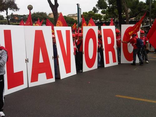 Salerno, chiude l’azienda Treofan, lavoratori in presidio fuori i cancelli